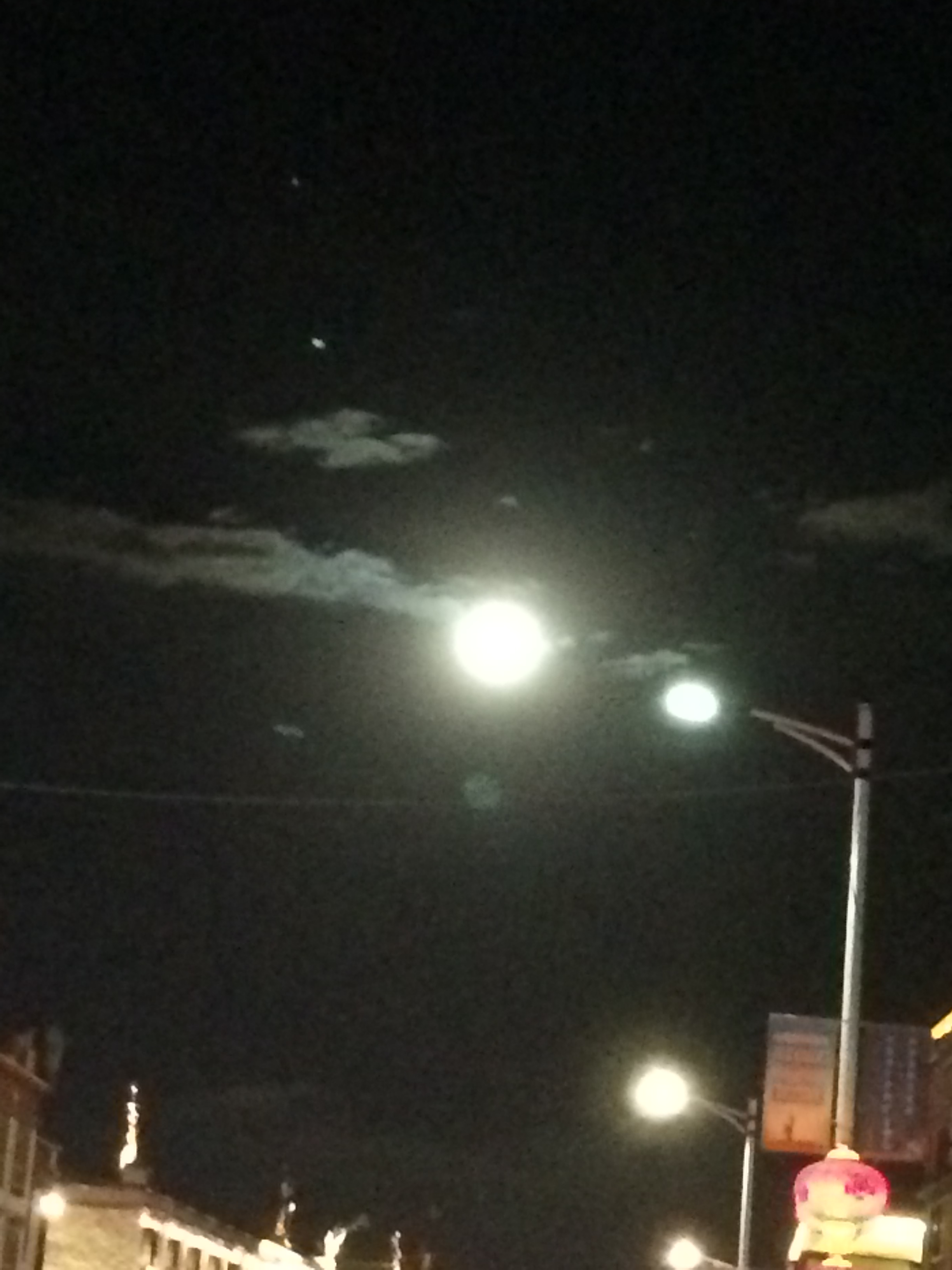 チベットのラサの満月