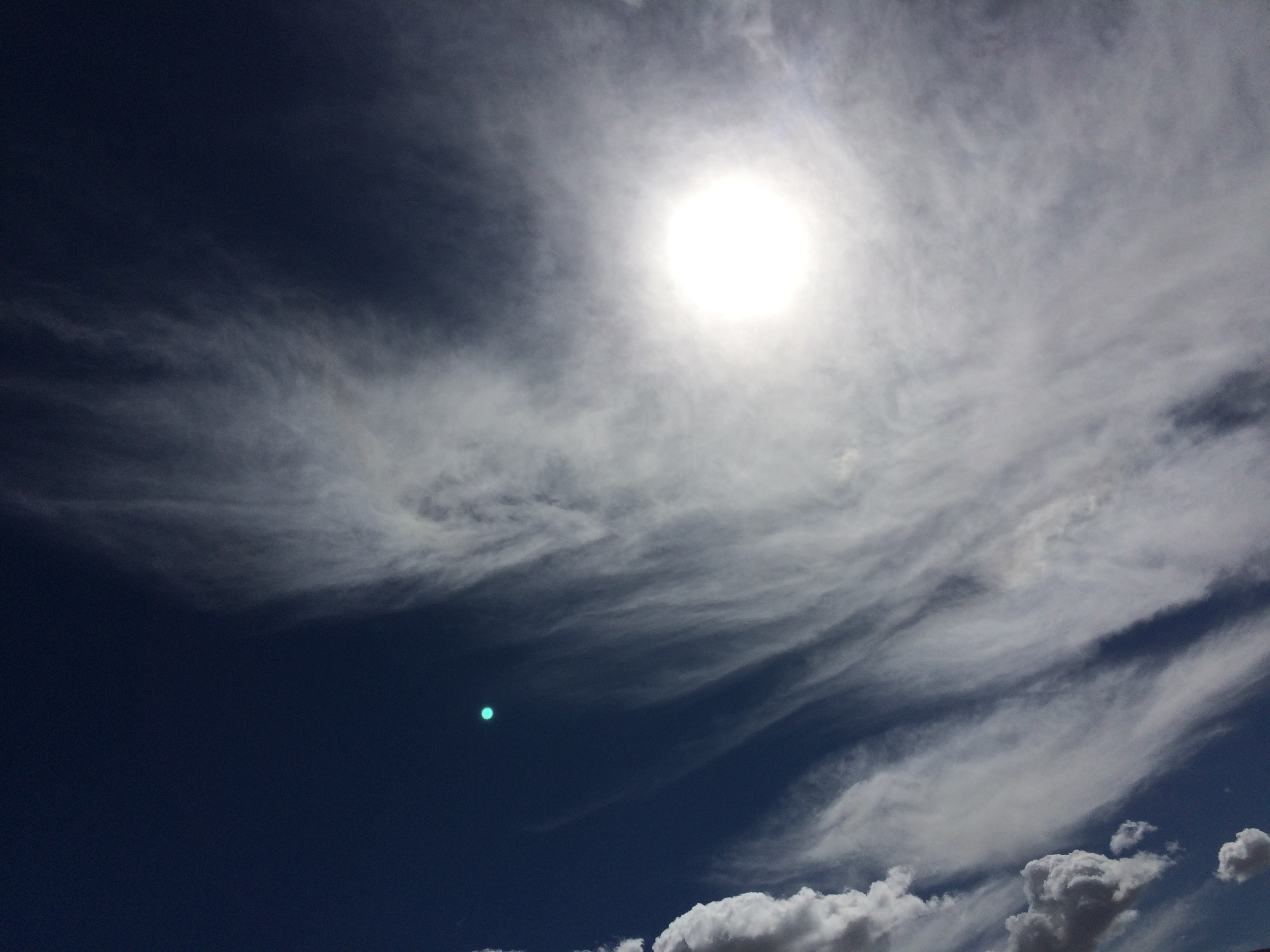 ヤムドク湖の雲